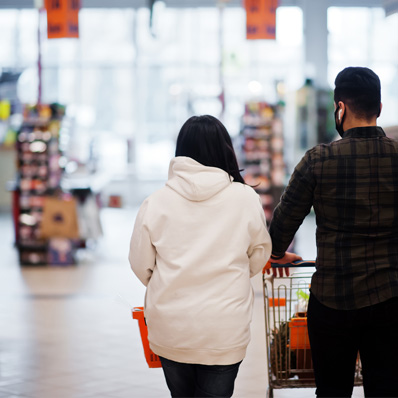 Personnes dans un supermarché