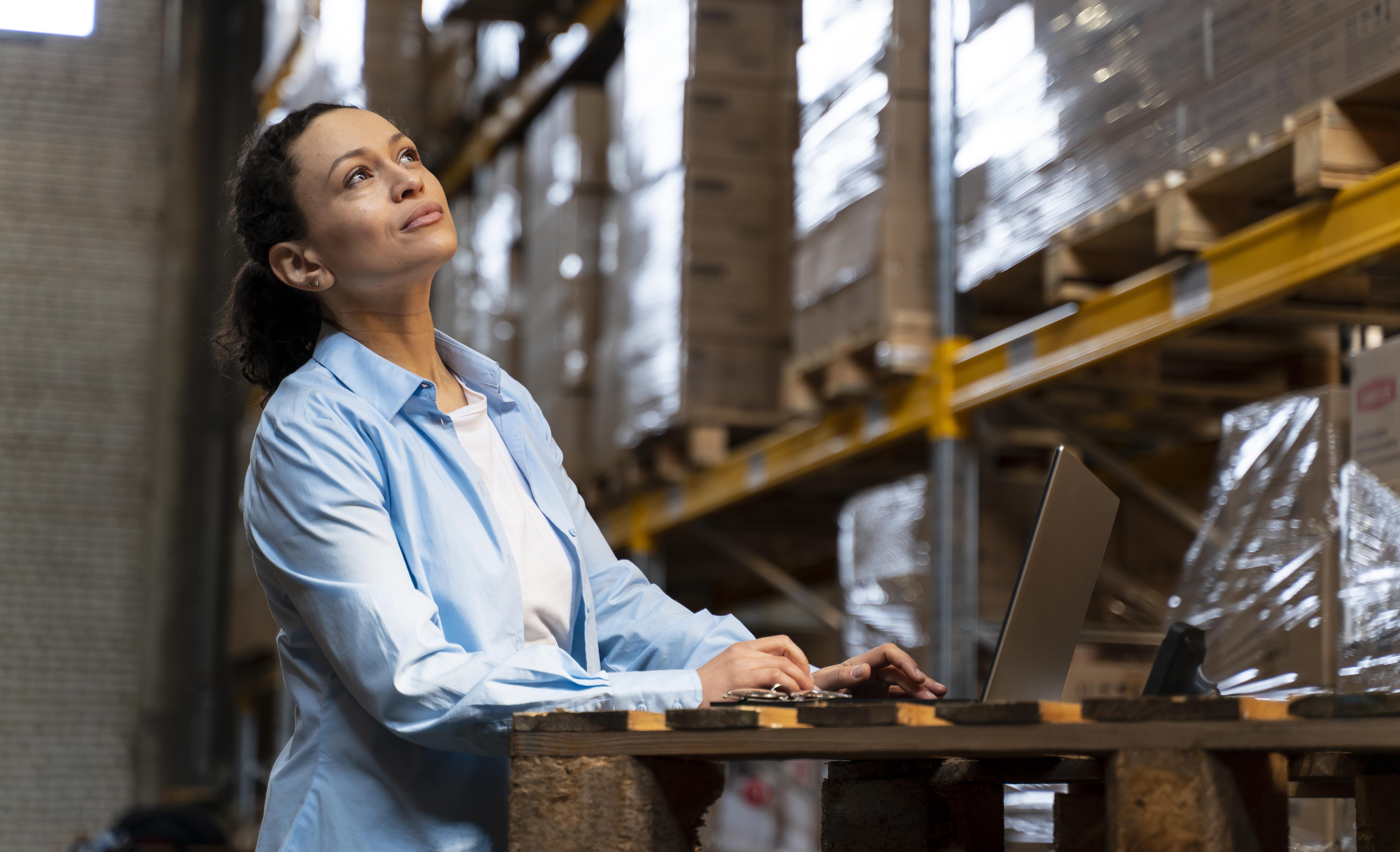 Femme qui s'occupe de la gestion des stocks depuis son ordinateur